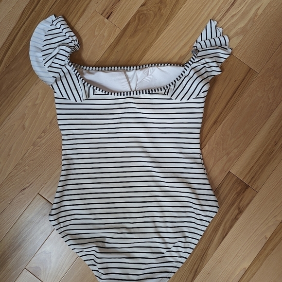 😊 Vince Camuto one piece black white striped swimsuit with ruffled straps sz 10 - Picture 6 of 9